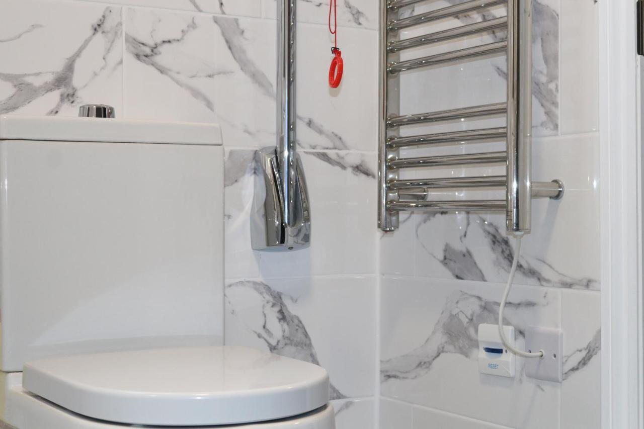 אילפורד Blue Sapphire Hotel מראה חיצוני תמונה