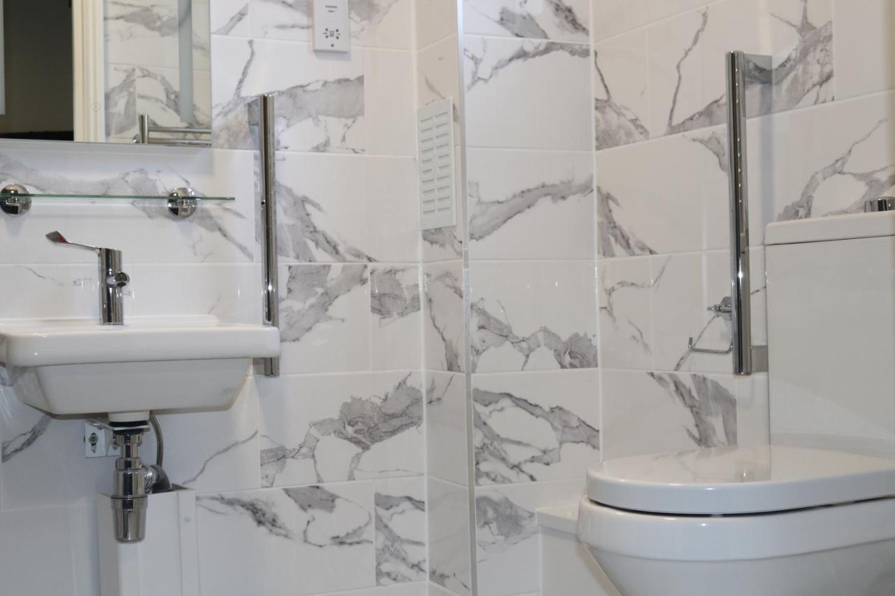 אילפורד Blue Sapphire Hotel מראה חיצוני תמונה