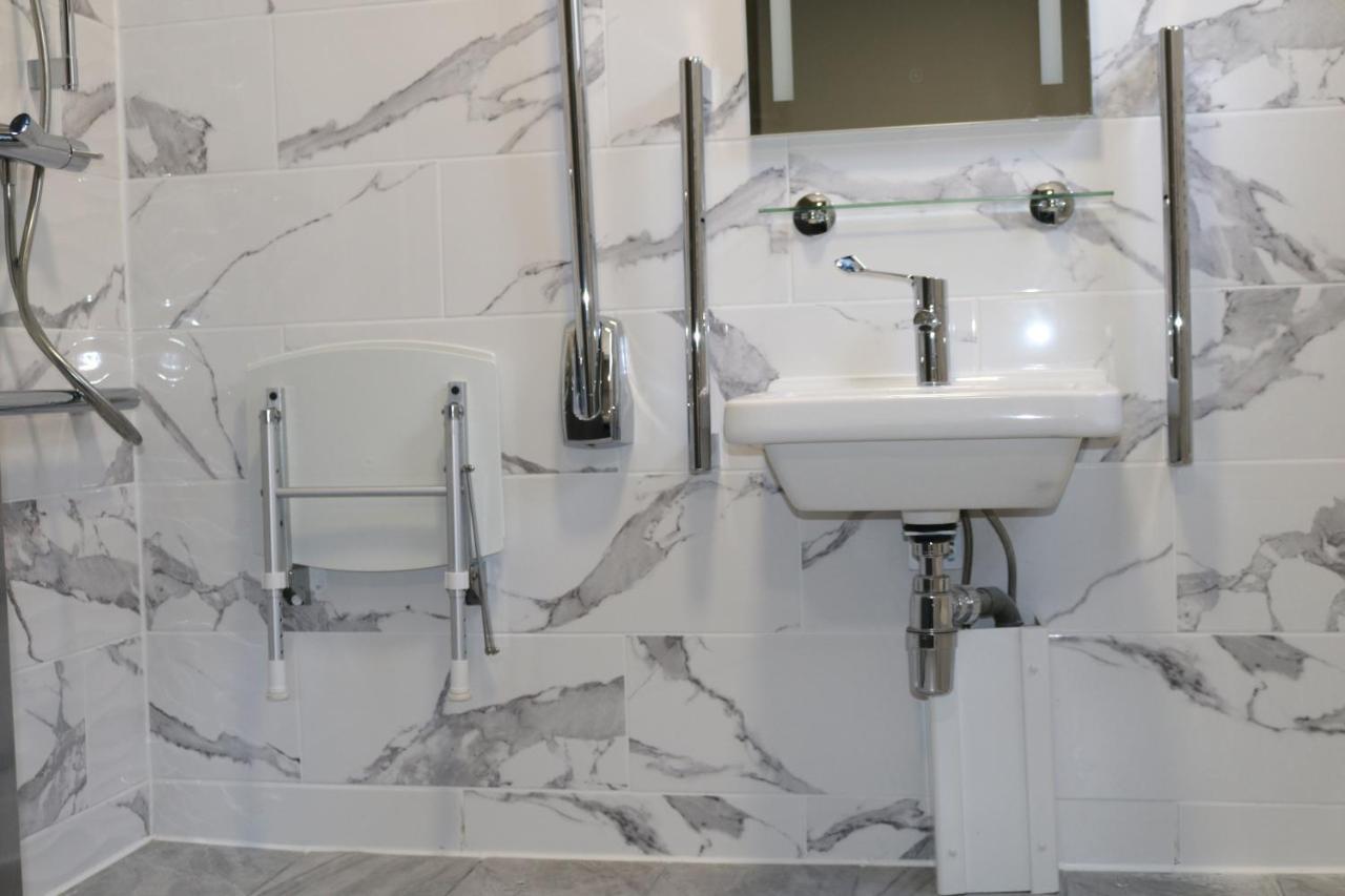 אילפורד Blue Sapphire Hotel מראה חיצוני תמונה