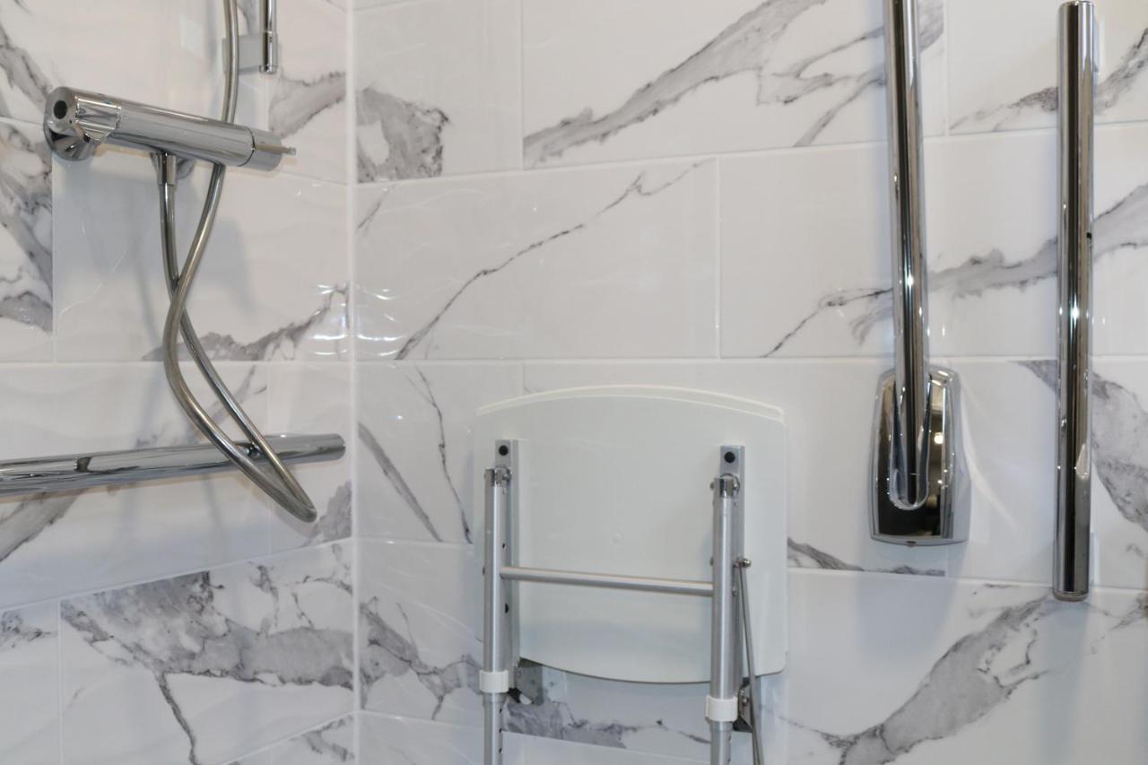 אילפורד Blue Sapphire Hotel מראה חיצוני תמונה